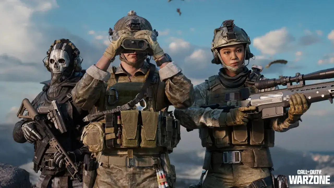 Trzech żołnierzy w pełnym rynsztunku, gotowych do akcji w **Warzone 2**. Jeden z nich celuje przez lornetkę, drugi trzyma karabin snajperski, a trzeci ma maskę z czaszką.