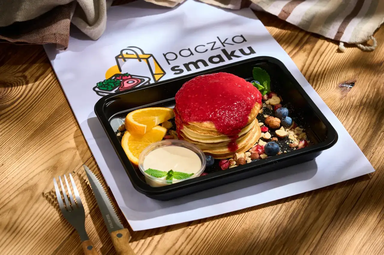 Pyszne naleśniki z owocami i kremem, część oferty dieta pudełkowa wegańska Warszawa.