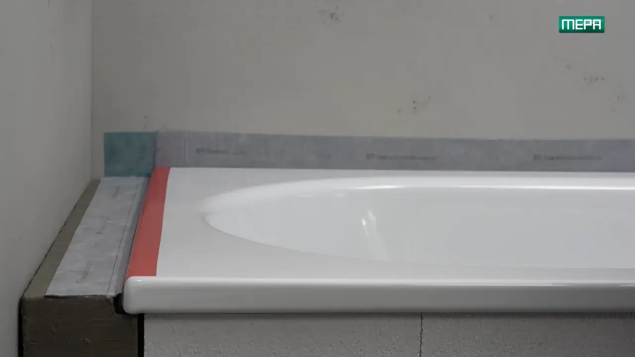 Beim Badewanne einbauen wird die Kante mit Dichtband gesichert.