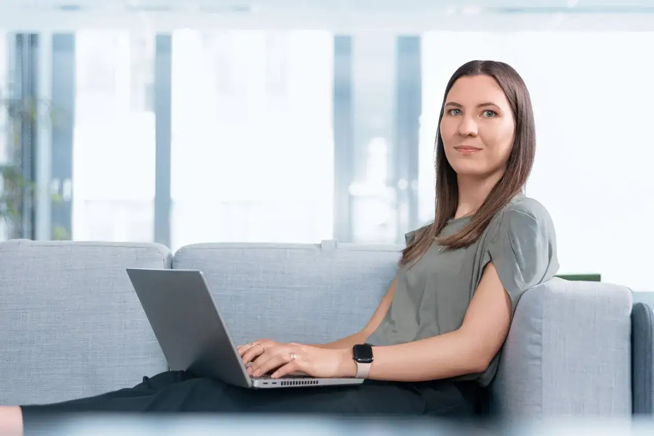 Junge Frau sucht Praxissemester Stellen auf ihrem Laptop.