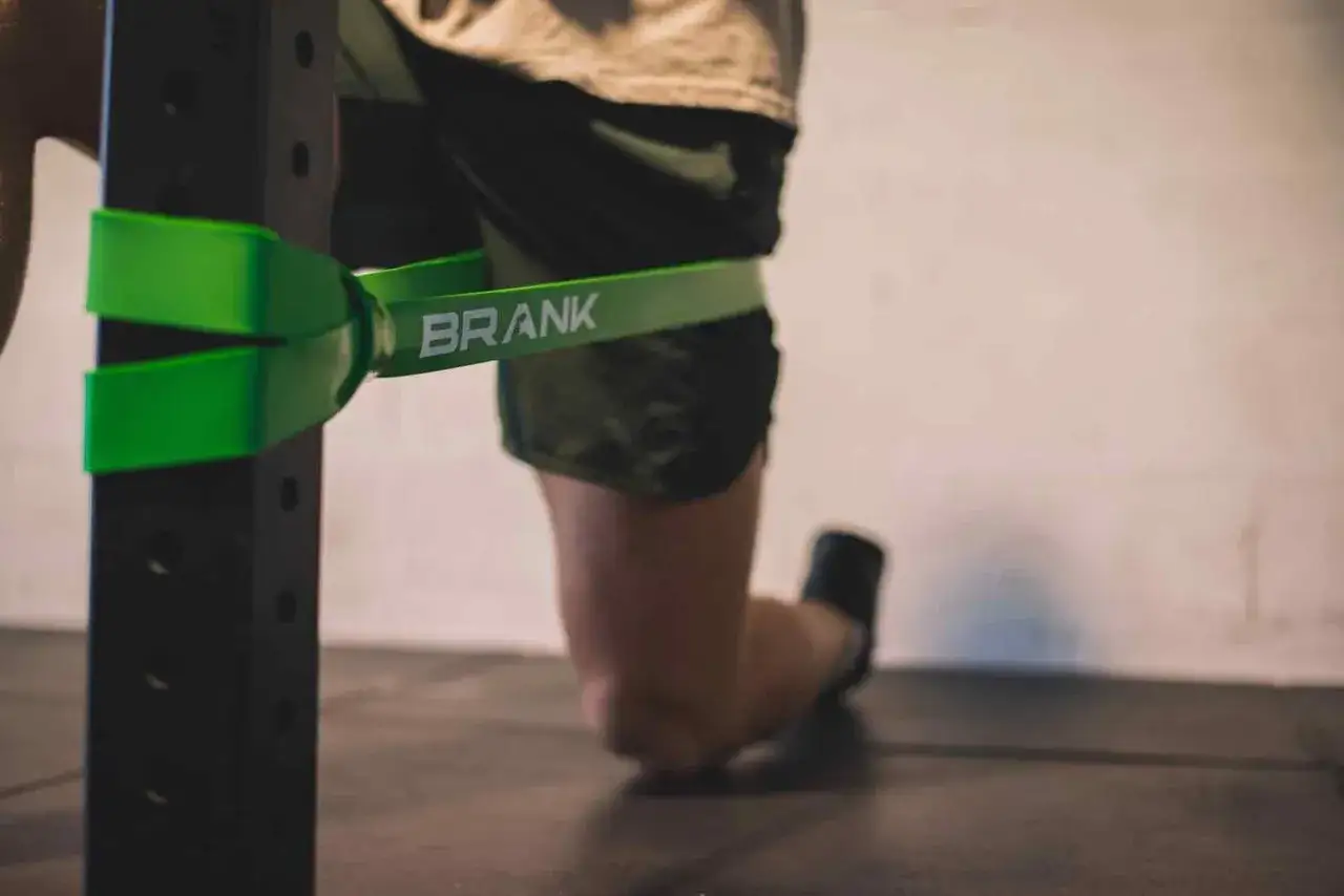 Un homme effectue un exercice avec &eacute;lastique attach&eacute; &agrave; un rack de musculation.