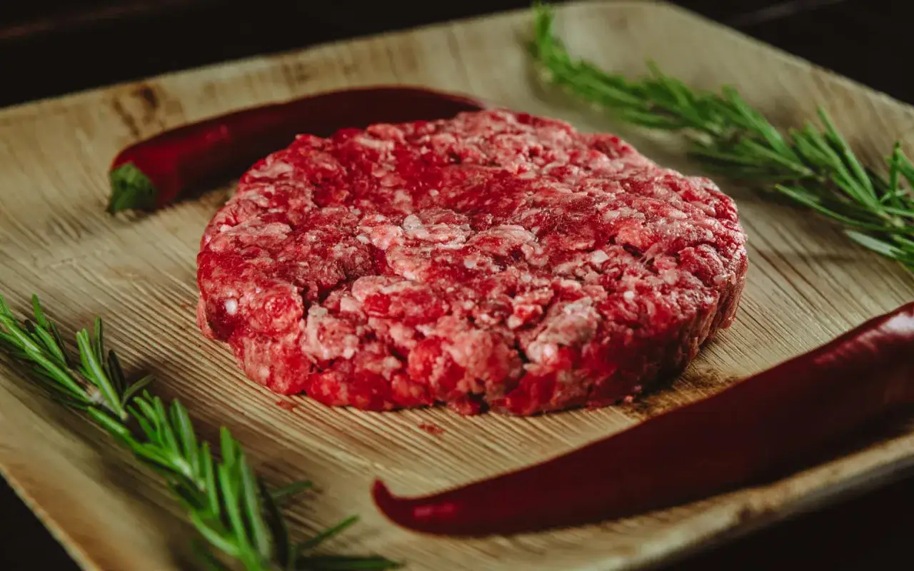 różne kawałki wołowiny na burgery, marmurkowana wołowina