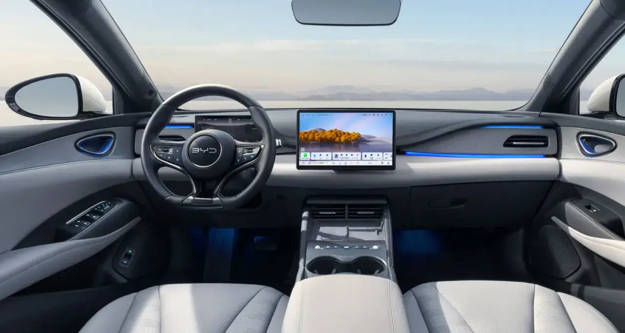 Wnętrze BYD Seal 5 z nowoczesnym ekranem dotykowym i ambientowym oświetleniem.