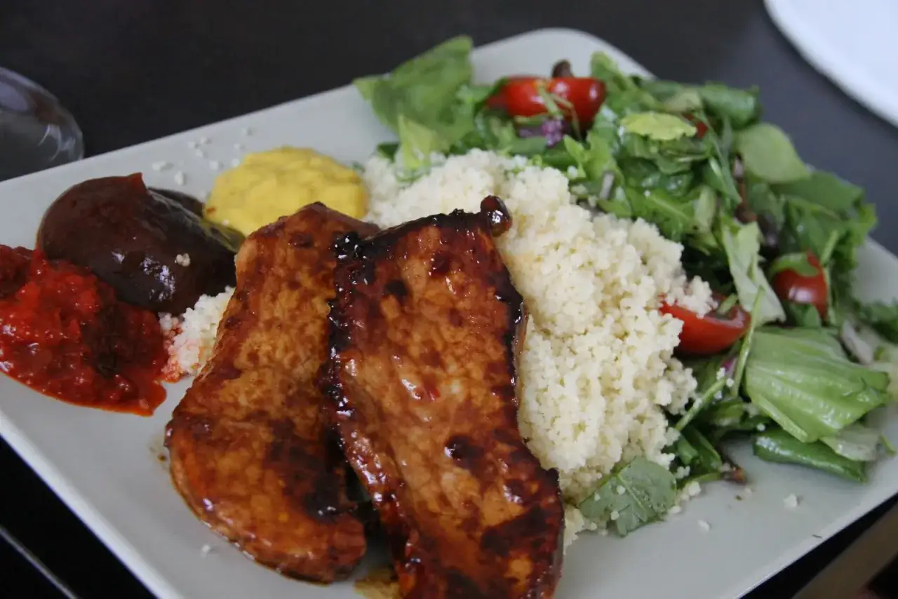 Tv&aring; saftiga schnitzlar med en h&auml;rlig s&aring;s till, serverade med couscous och en fr&auml;sch sallad.