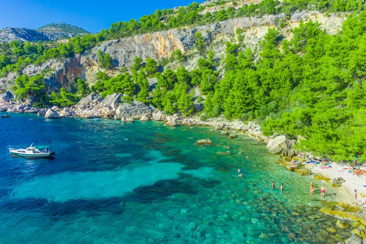 Malownicze zatoczki i skaliste wybrzeże wyspy Hvar, idealne na odkrywanie, jakie trasy na wyspie Hvar oferują najlepsze widoki na Adriatyk.
