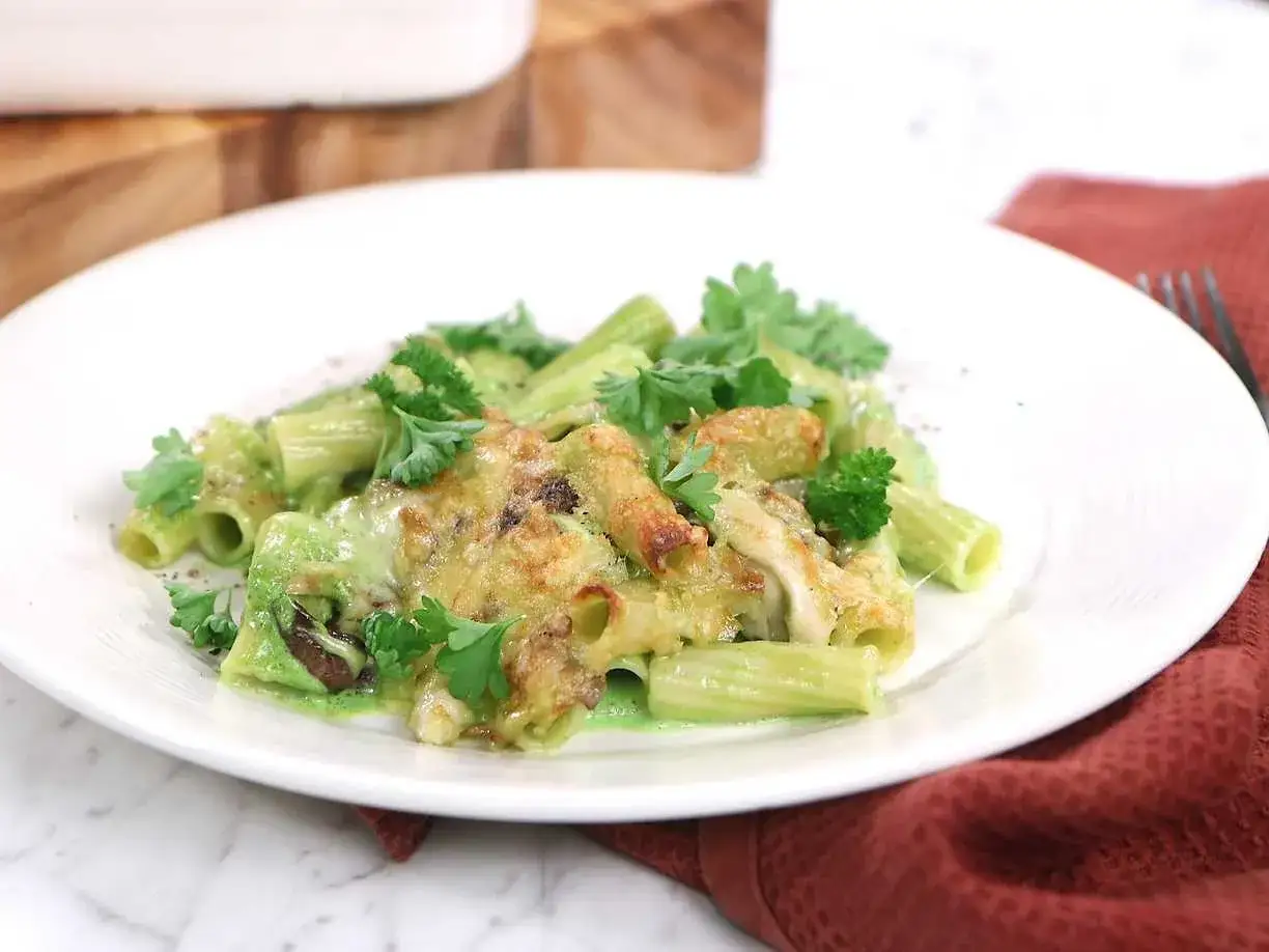 Gratinerad pasta med krämig grönsakssås och ost. Ett härligt maskros recept som passar perfekt till middagen.