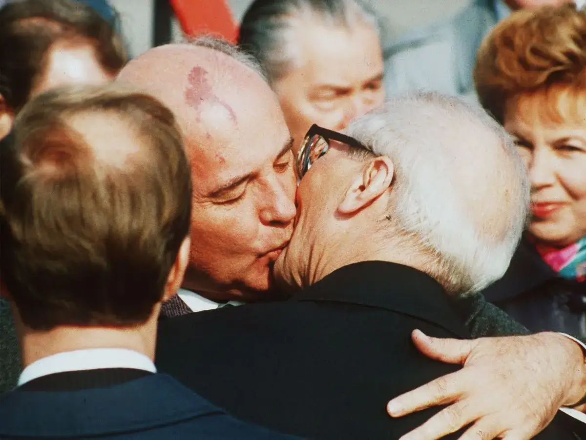 Gorbatschow und Honecker im innigen Bruderkuss. Ein historischer Moment, der die Beziehungen zwischen Ost und West symbolisiert.