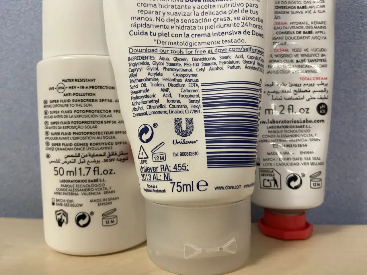 Envase de crema solar con indicaci&oacute;n de que la crema solar caduca a los 12 meses tras su apertura.