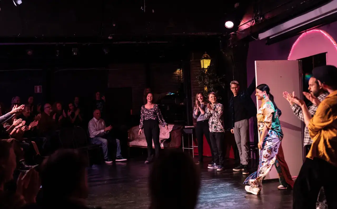 Publiken applåderar skådespelarna efter en föreställning av improvisationsteater i Stockholm.