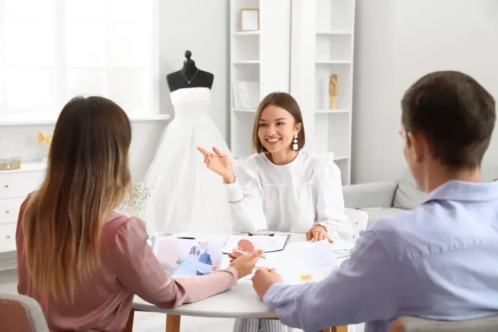 para rozmawiająca z wedding plannerem, para wybierająca salę weselną