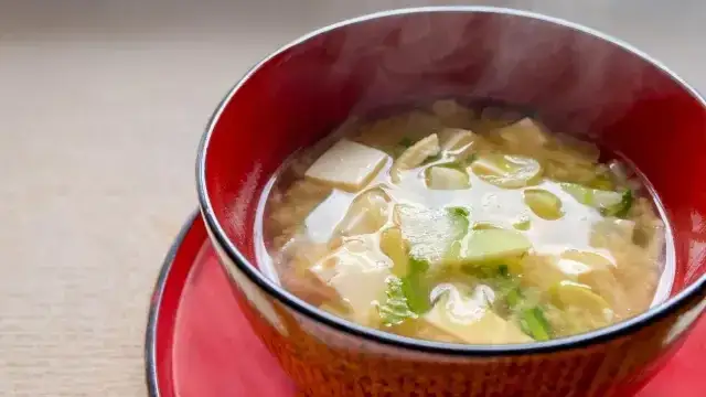 Zdjęcie Sopa Miso Mercadona: &iquest;Merece la pena? Gu&iacute;a completa y c&oacute;mo mejorarla.