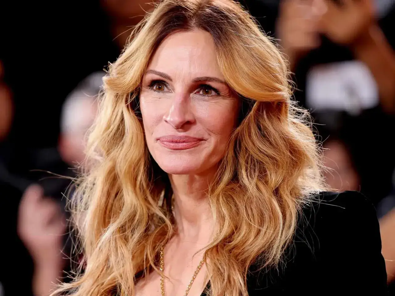 Julia Roberts med sitt ikoniska, b&ouml;ljande h&aring;r i mjuka lager.