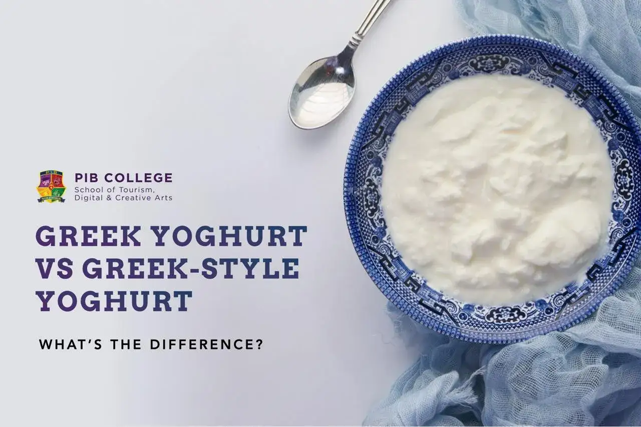 Unterschied griechischer Joghurt und Joghurt griechischer Art: cremiger Joghurt in blauer Schale, daneben Löffel und Stoff.