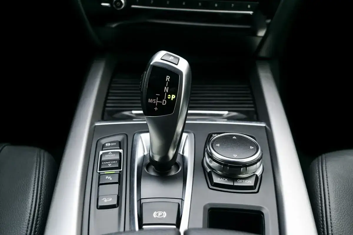 Levier de vitesse d'une voiture bo&icirc;te de vitesse automatique. Attention aux mod&egrave;les &agrave; &eacute;viter, certains peuvent avoir des soucis.