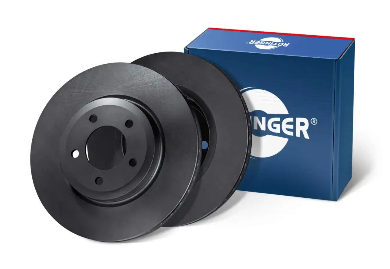 Zwei neue, schwarze Bremsscheiben liegen neben einer blauen Verpackung mit dem Logo