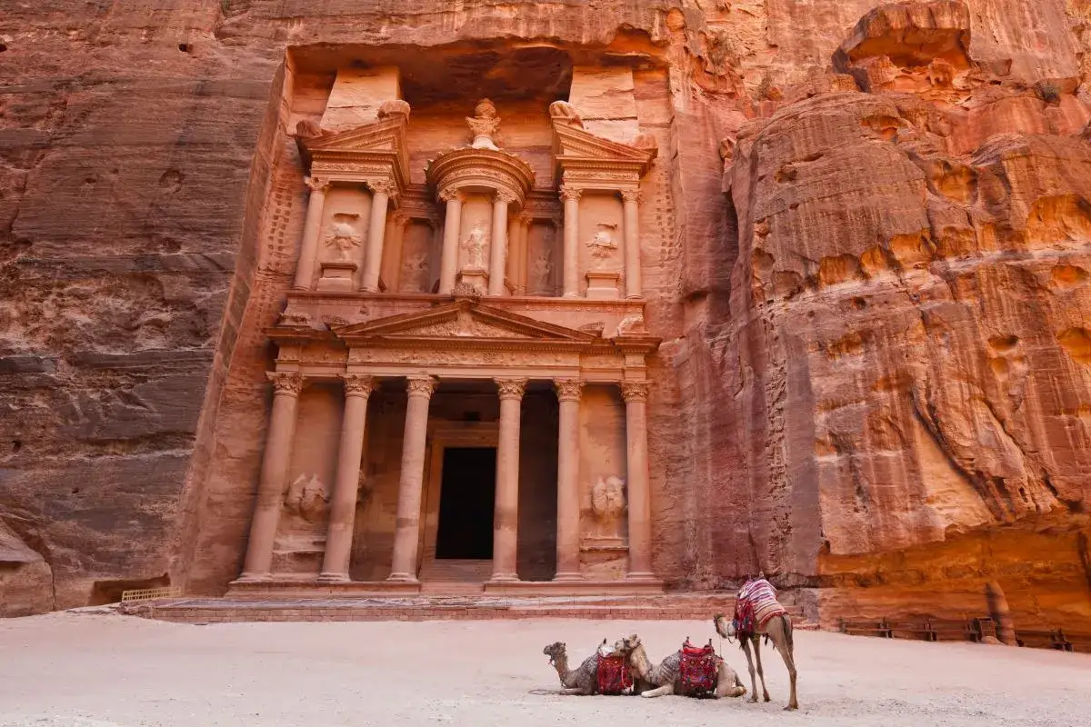 Petra, Jordanien: Kamelkarawane vor der Schatzkammer. Tolle Jordanien Reisetipps f&uuml;r ein unvergessliches Abenteuer!