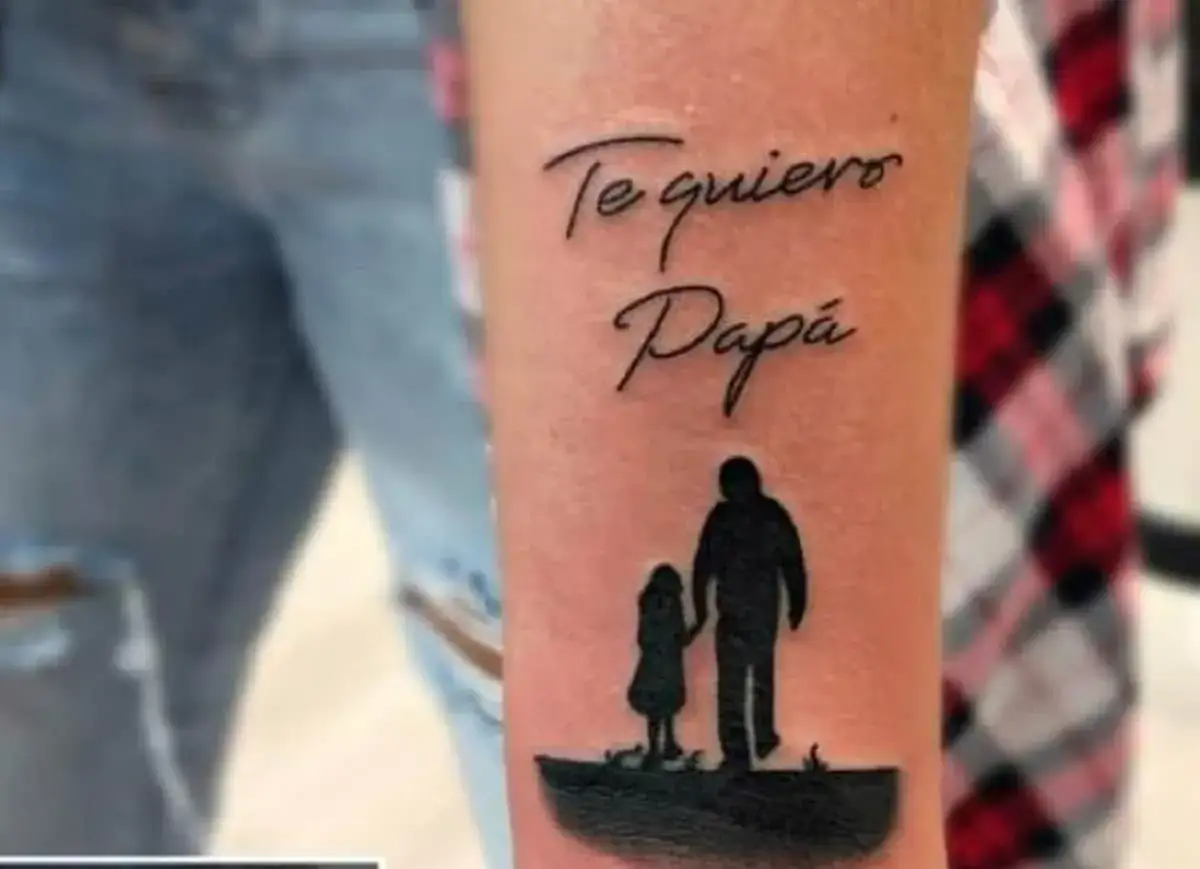 Wzruszający tatuaż tata i c&oacute;rka: napis 