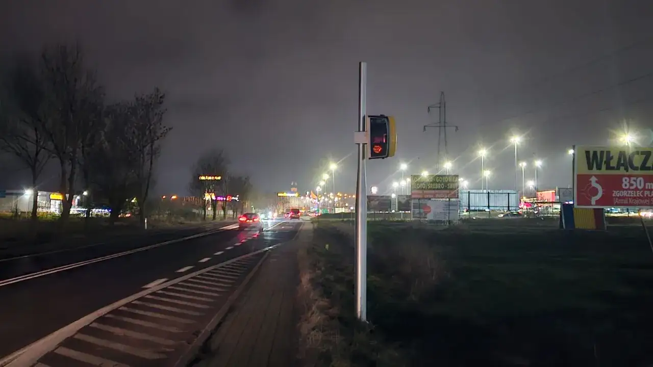 Nowoczesny fotoradar nocą deszcz