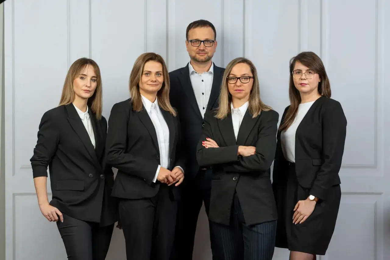 Zespół prawników w czarnych garniturach. Zastanawiasz się, ile bierze adwokat za reprezentowanie w sądzie? Skontaktuj się z nami po wycenę.