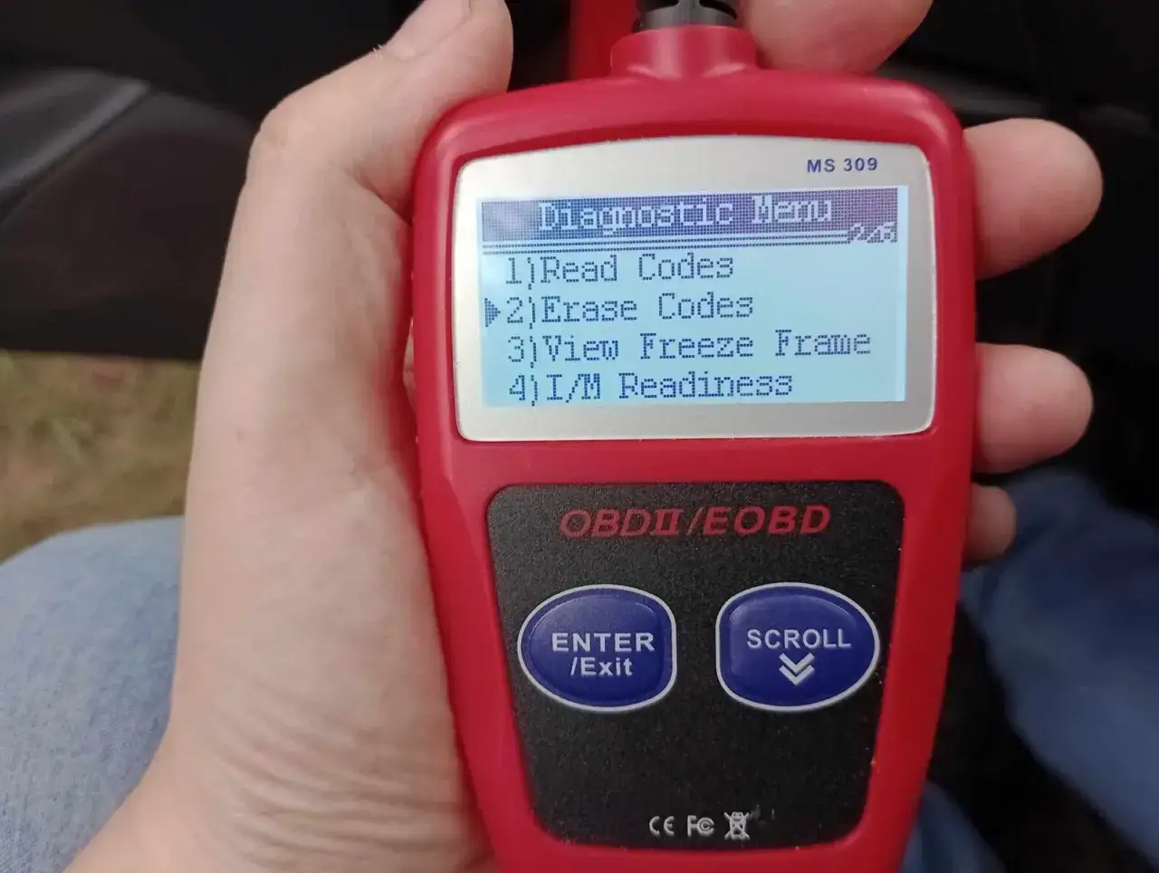 Chcesz wiedzieć, jak skasować błąd check engine bez komputera? Ten skaner OBDII pokazuje menu, gdzie można wybrać opcję