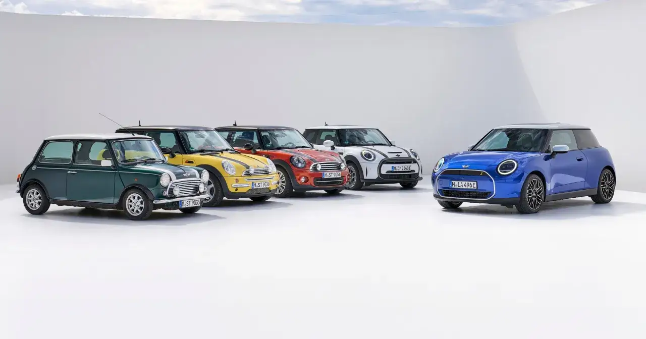 Kolejne mini cooper generacje: klasyczny zielony, żółty, czerwony, biały i nowoczesny niebieski.