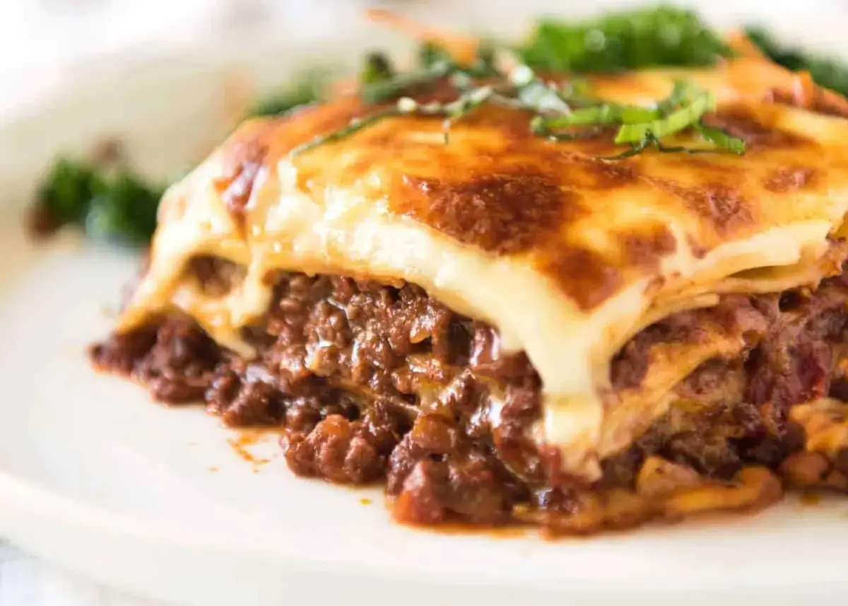 Une part g&eacute;n&eacute;reuse de lasagne &agrave; la bolognaise, gratin&eacute;e au fromage fondant, parfaite pour une recette facile.