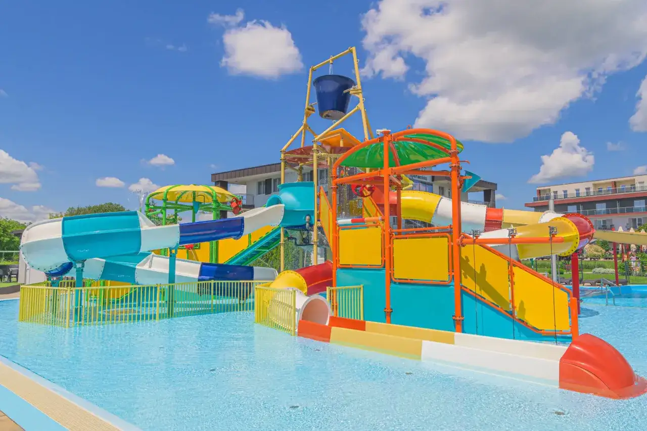 Kolorowy aquapark z basenami i zjeżdżalniami, idealny na letni wypoczynek nad Balatonem.