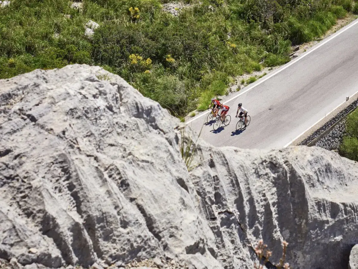 Cicloturismo Mallorca: ciclistas disfrutan de una ruta monta&ntilde;osa con vistas espectaculares.