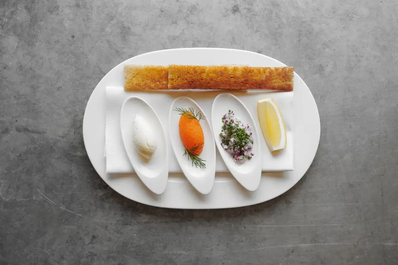 En elegant förrätt med kaviar, hackad rödlök, dill, citron och rostat bröd. En aptitretare som väcker nyfikenhet inför restaurang Prinsens recensioner.