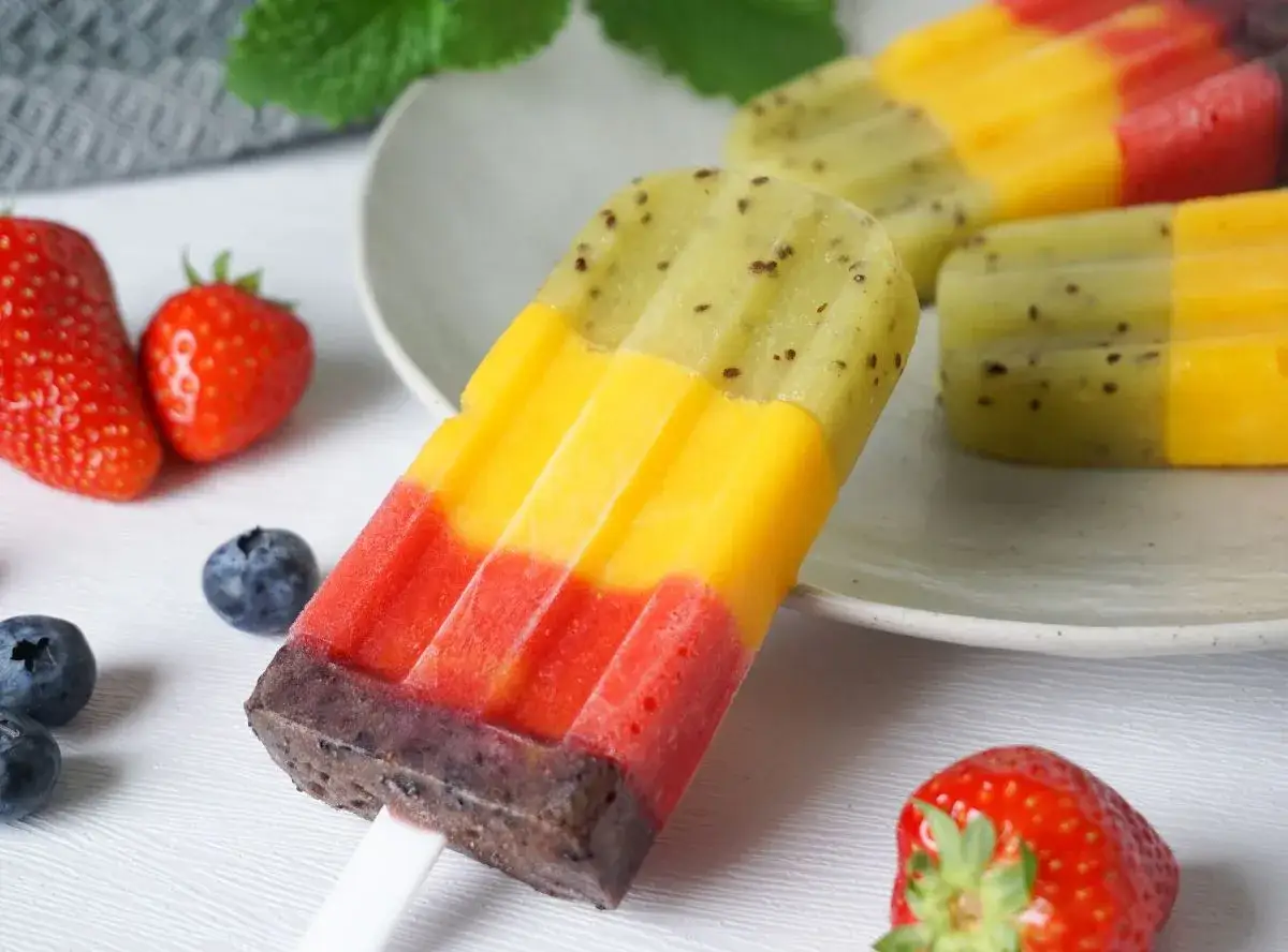 Bunte Fruchteis-Lutscher, perfekt zum kinder eis selber machen. Mit Erdbeere, Mango und Kiwi.