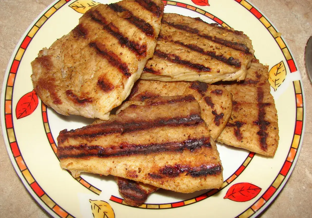 Grillowane plastry szynki, idealne po marynacie do szynki na grilla. Aromatyczne i soczyste, z pięknymi paskami z rusztu.