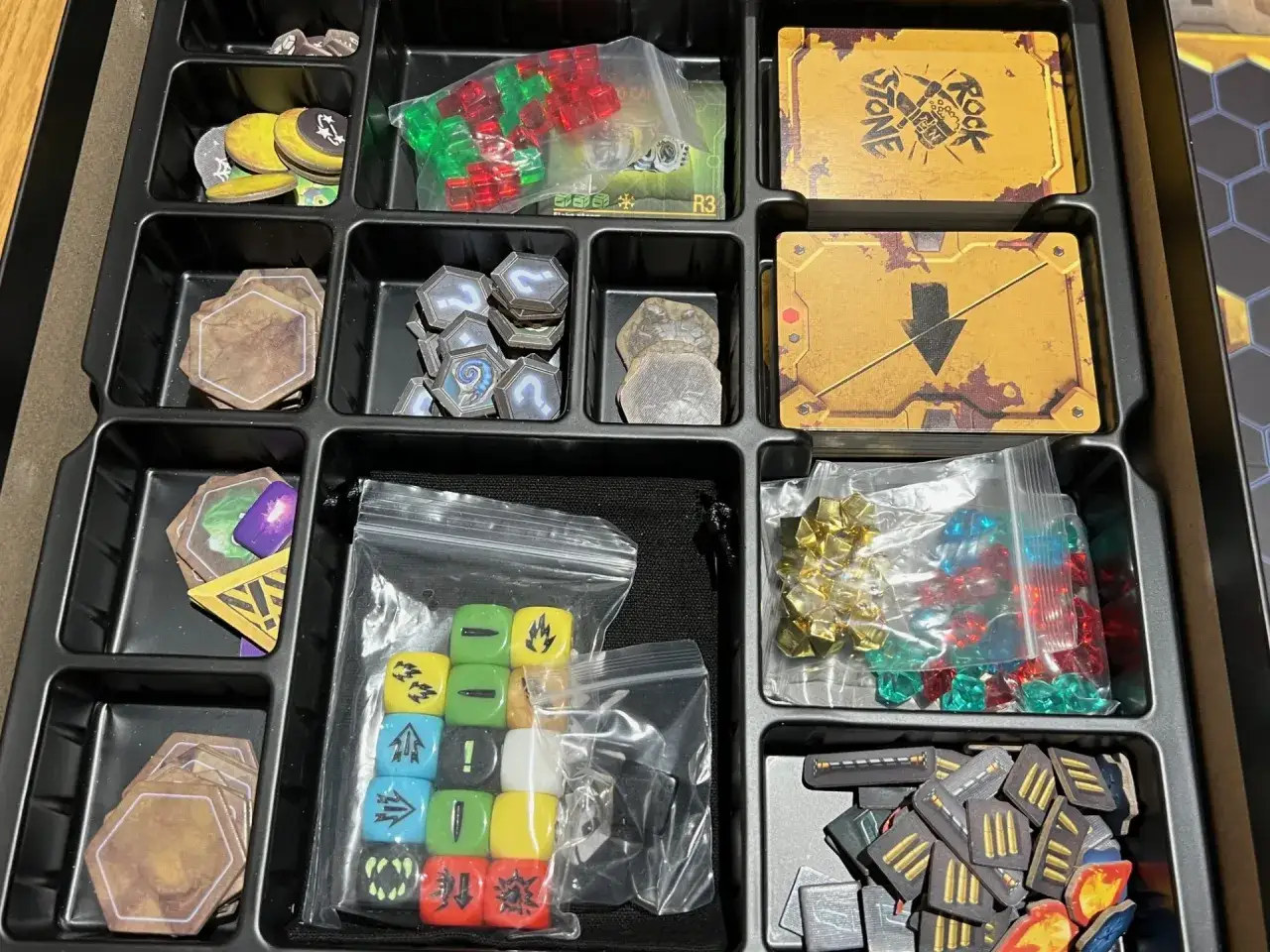 Sortierfach f&uuml;r das Deep Rock Galactic Brettspiel: W&uuml;rfel, Karten, Marker und Kristalle sind &uuml;bersichtlich angeordnet.