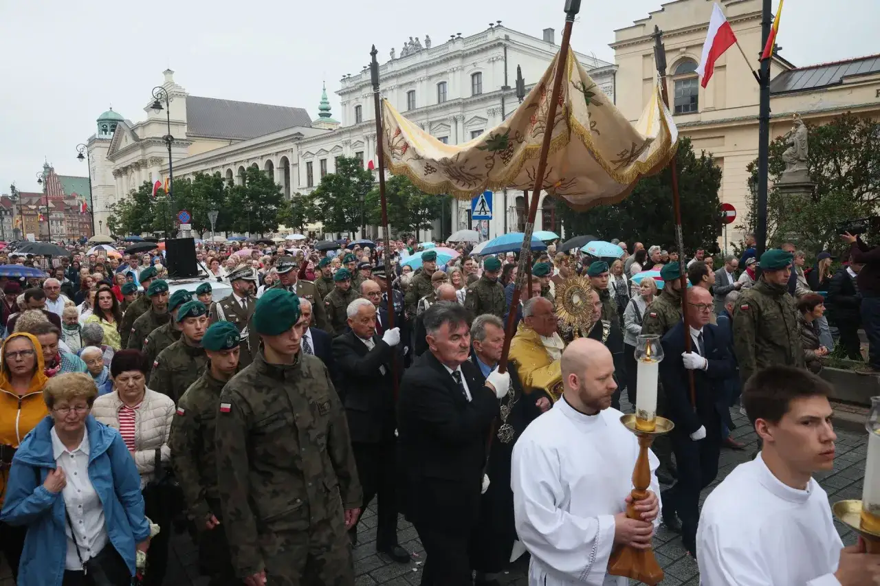 Procesja Bożego Ciała. Czy piątek po Bożym ciele jest postem? Nie, to dzień wolny od pracy.