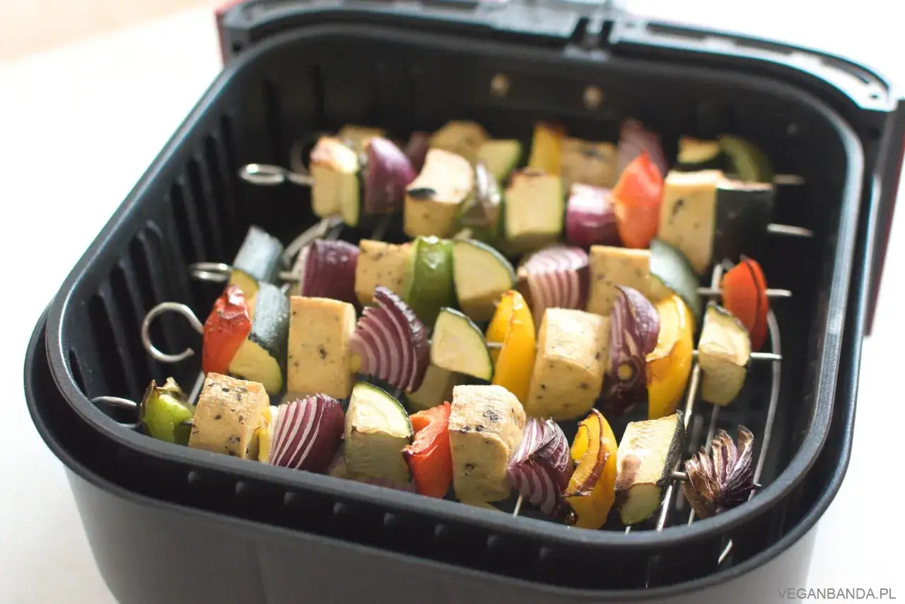 Szukasz pomysłów na air fryer przepisy? Oto pyszne szaszłyki z tofu, cukinii, papryki i cebuli, gotowe do przygotowania w frytkownicy beztłuszczowej.