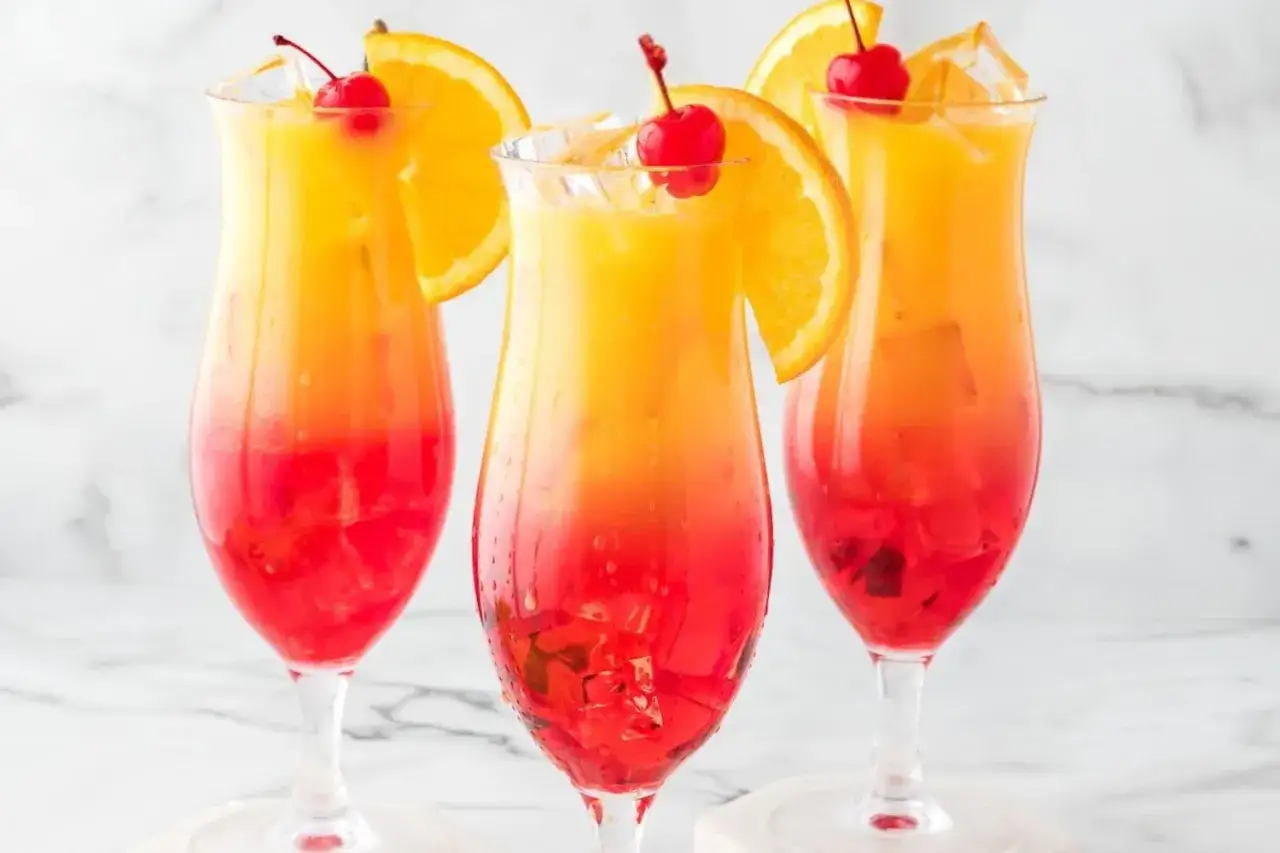 Trzy drinki Sex on the Beach z pomarańczą i wiśnią. Idealne na lato!