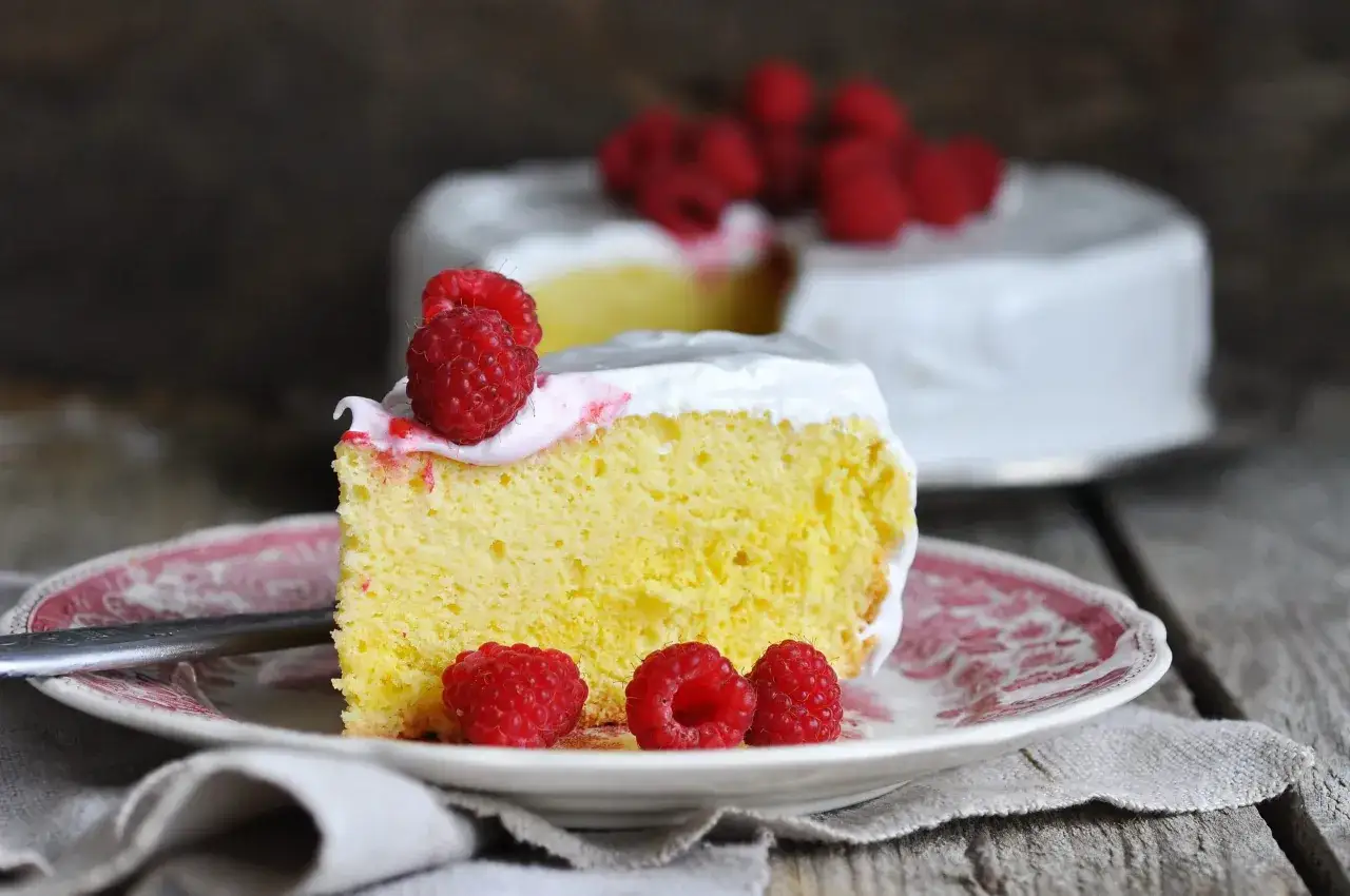 Pyszny kawałek ciasta Tres Leches z malinami, idealny na deser. Ten przepis na Tres Leches zachwyci każdego.