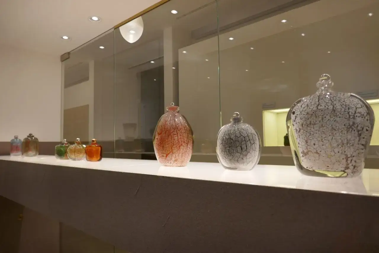 Vases en verre aux motifs craquelés, évoquant l'art de Maurice Marinot.