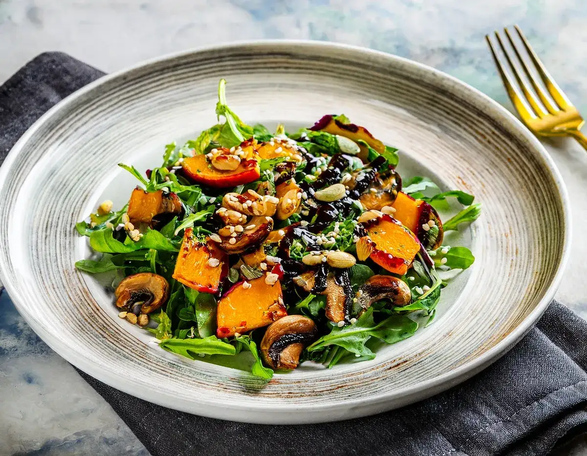 Ger&ouml;steter K&uuml;rbisw&uuml;rfel im Salat