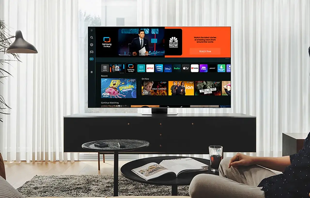 Nowoczesny telewizor z interfejsem Smart TV, pokazujący aplikacje streamingowe i kanały. Tak jak miec telewizje bez anteny, korzystając z internetu.