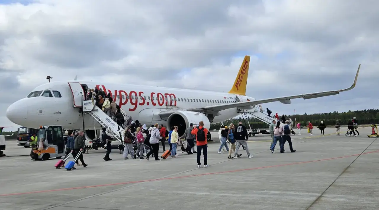 Pasażerowie wsiadają na pokład samolotu czarterowego Pegasus.