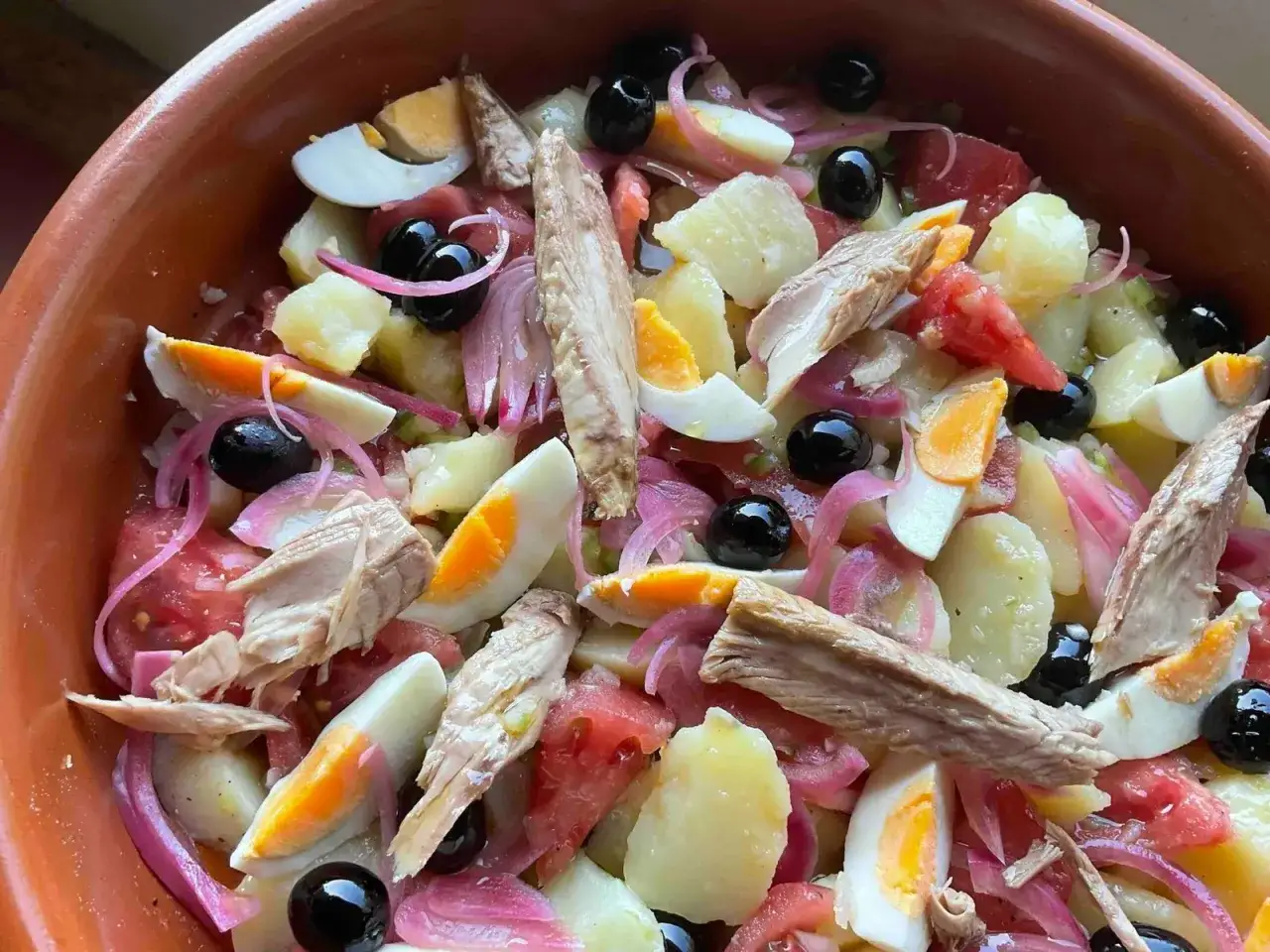 Deliciosa ensalada campera con patatas, huevo duro, at&uacute;n, aceitunas negras y cebolla morada. &iexcl;Un plato fresco y completo!