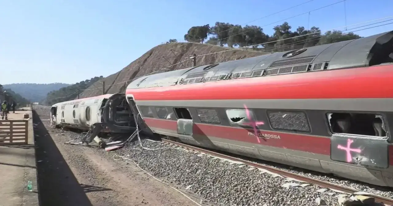 Wypadnięty z torów pociąg Frecciarossa, zniszczone wagony i wybite okna. Czy to skutek strajku maszynistów?