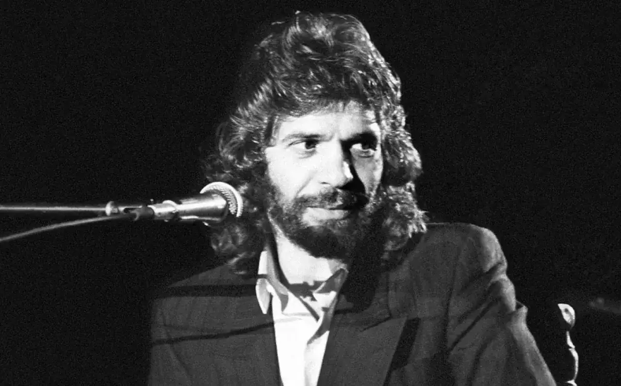 Camar&oacute;n de la Isla, con su melena y barba, cantando sus canciones m&aacute;s famosas.