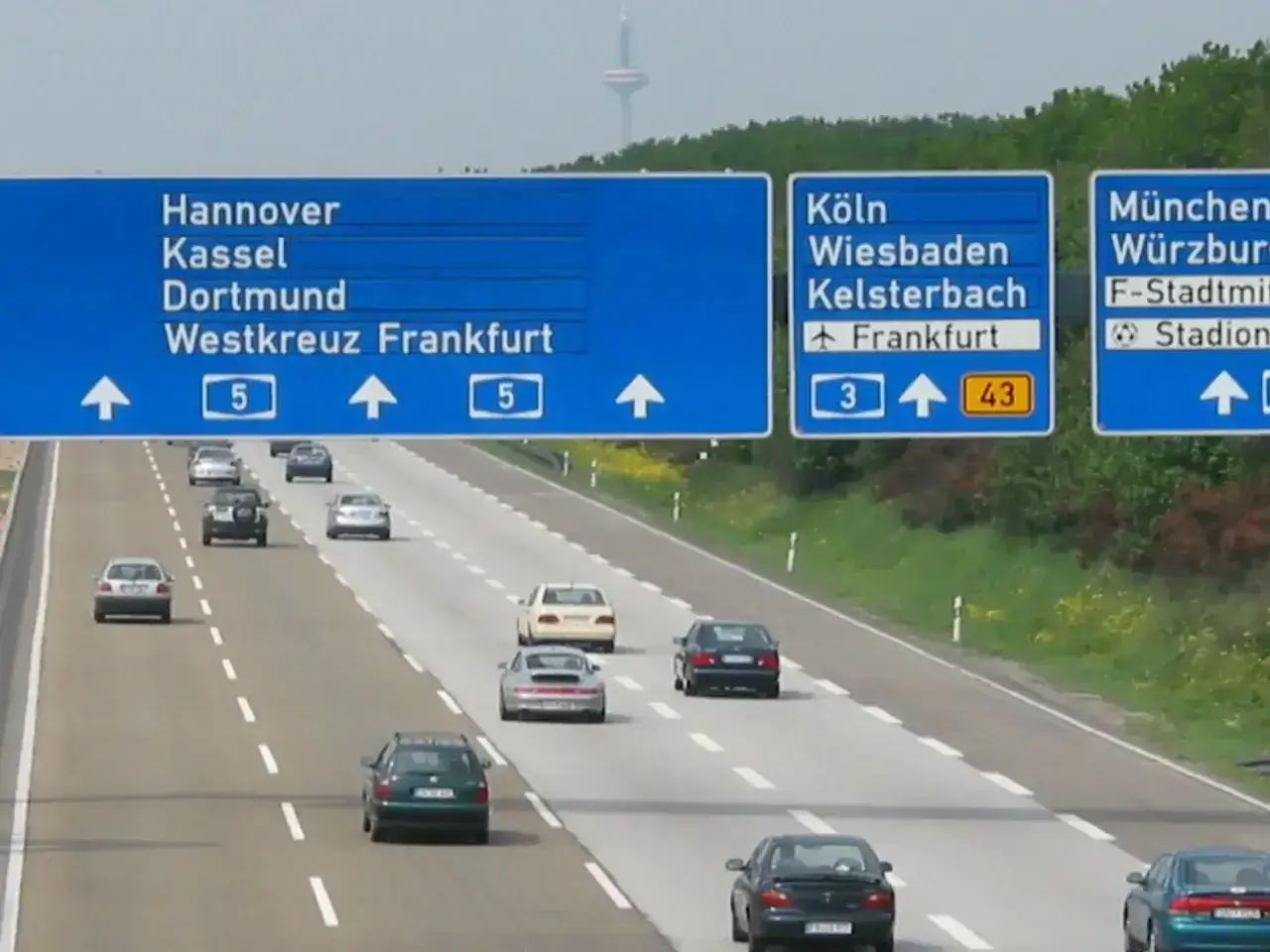 Niemieckie autostrady prowadzą do Hannover, Kolonii i Frankfurtu. Ruch samochodowy na drodze.