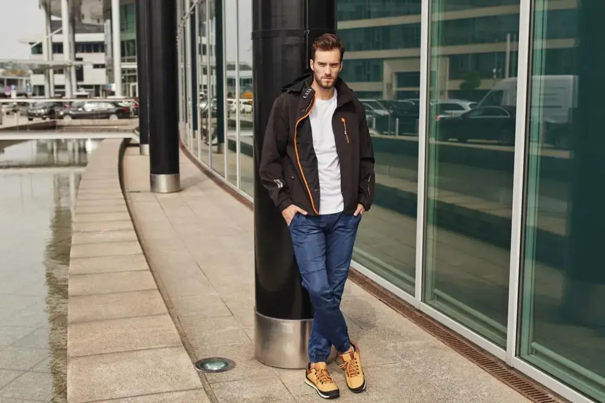 Mężczyzna w kurtce i jeansach, tworzący stylowy 
