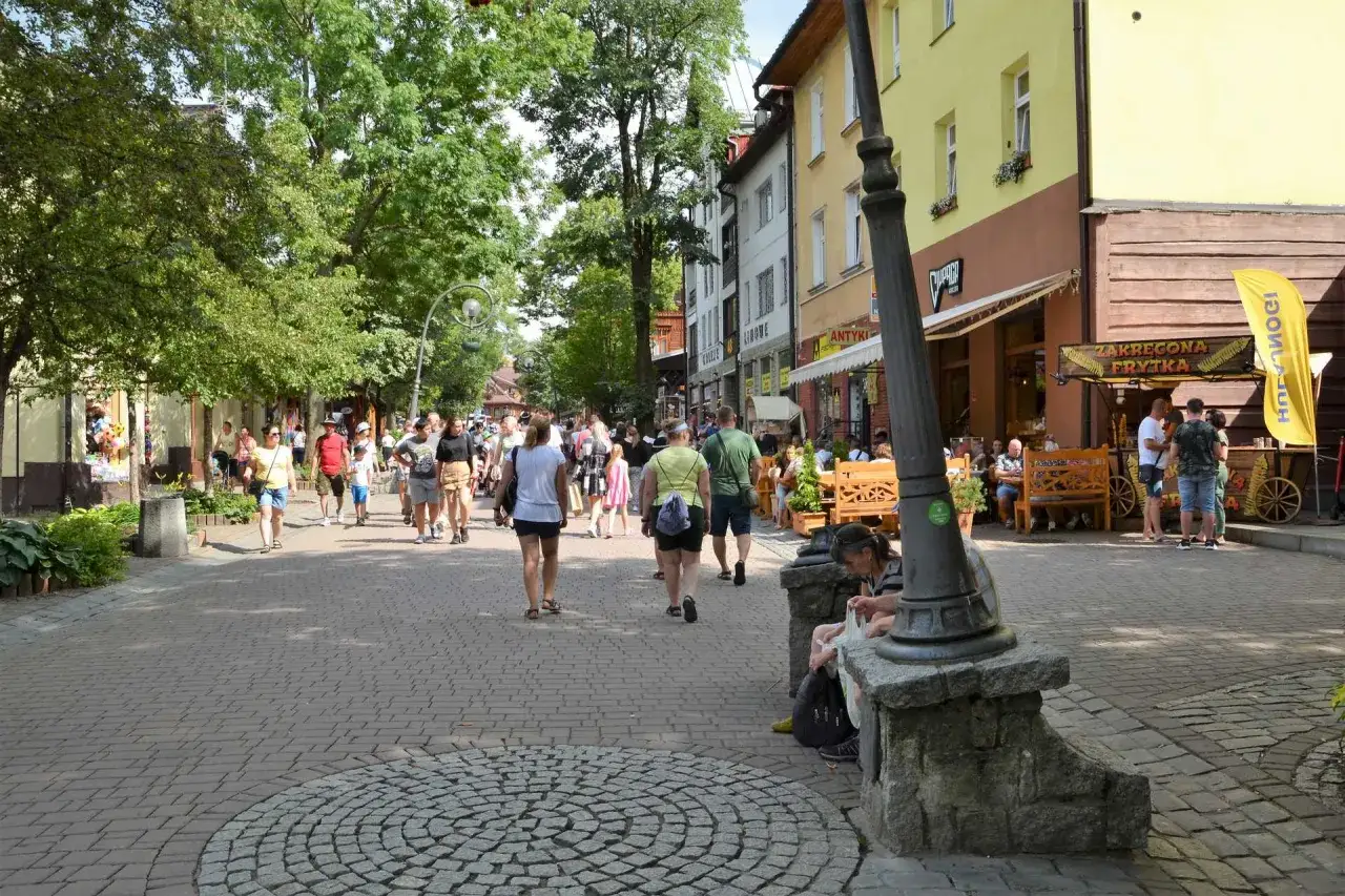 Krupówki deptak ludzie