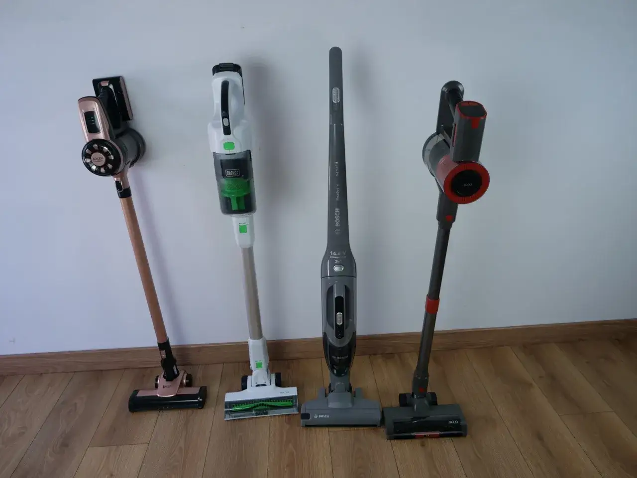 Cztery odkurzacze pionowe: Adler, Black+Decker, Bosch, Jicoo. Szukasz dobrego odkurzacza pionowego? Forum może pomóc w wyborze!