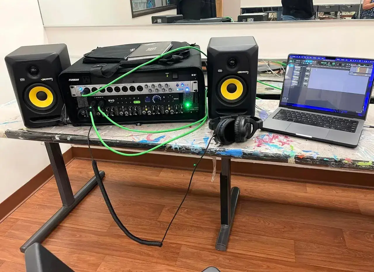 Studio setup z głośnikami KRK, laptopem i interfejsem audio Audient EVO 16.