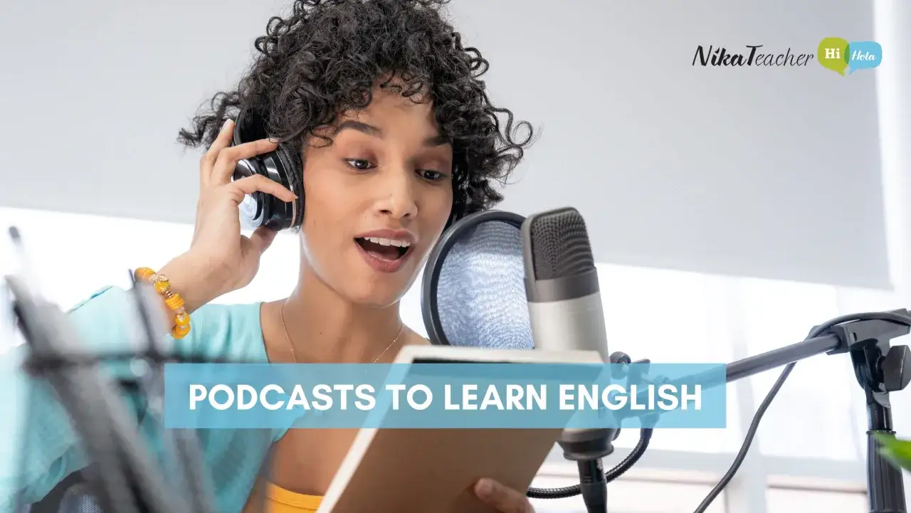 Donna con cuffie e microfono, pronta a registrare podcast per imparare inglese.
