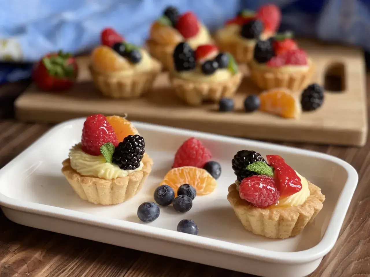 Deliziosi dolci con crema pasticcera, guarniti con fragole, lamponi, mirtilli e more. Un tripudio di sapori e colori.